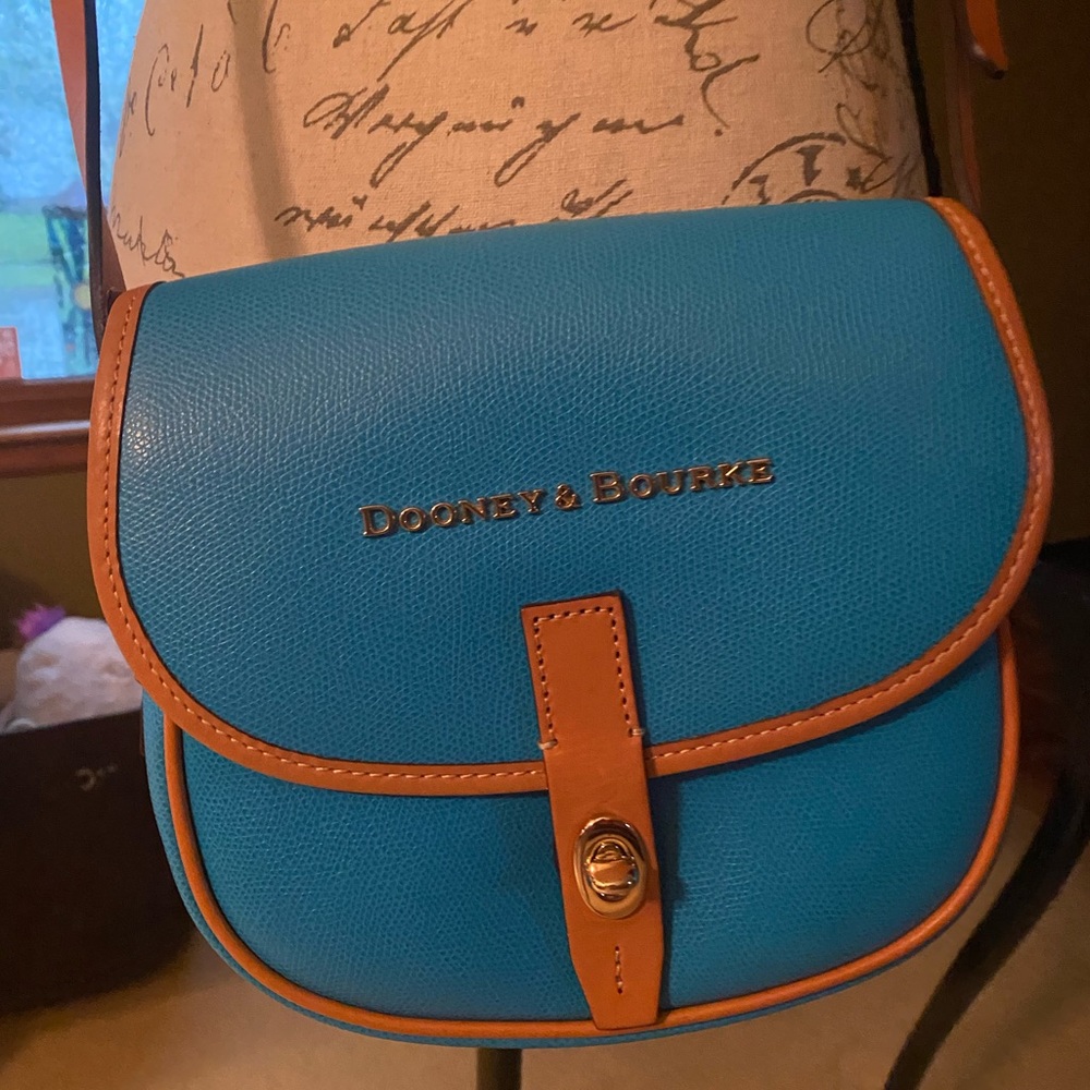 EUC like new! Dooney & Bourke Turquoise Blue Field Crossbody bag-hard to find